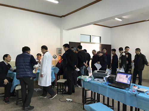 公司員工排隊(duì)體檢2