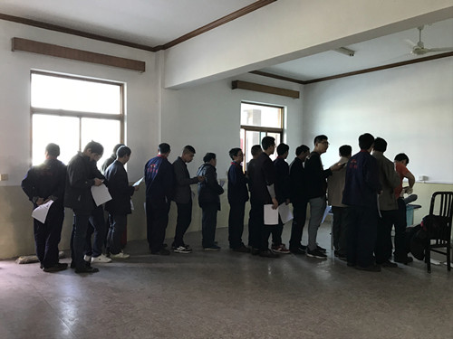 公司員工排隊(duì)體檢5